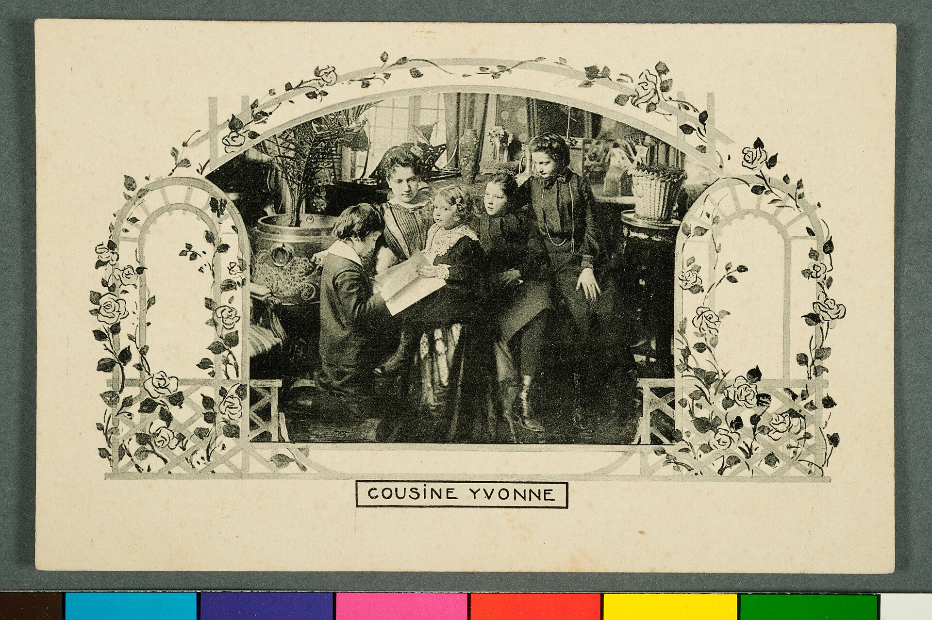 Imagem de referência de Cousine Yvonne, descrito nos dados abertos como item da Coleção Cartões Postais, no Museu Paulista