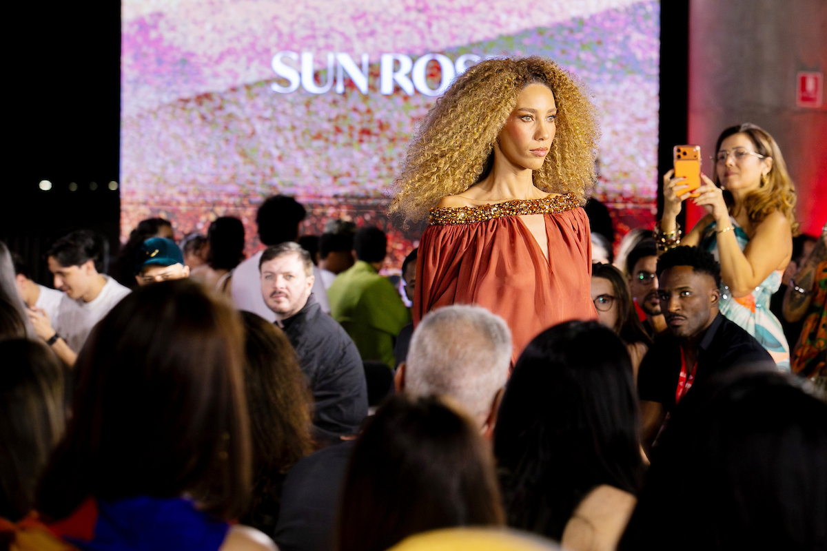 Mikaela Gomes desfila para a Sun Rose