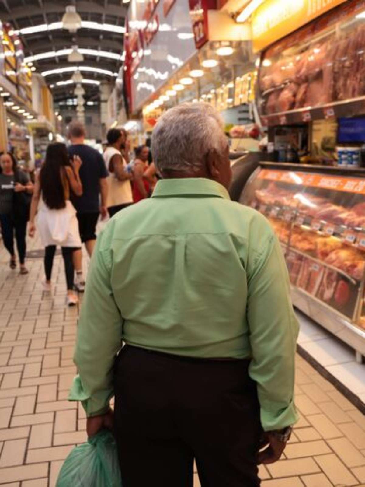 Seis em cada 10 brasileiros precisam fazer atividades extras para completar renda, diz pesquisa
