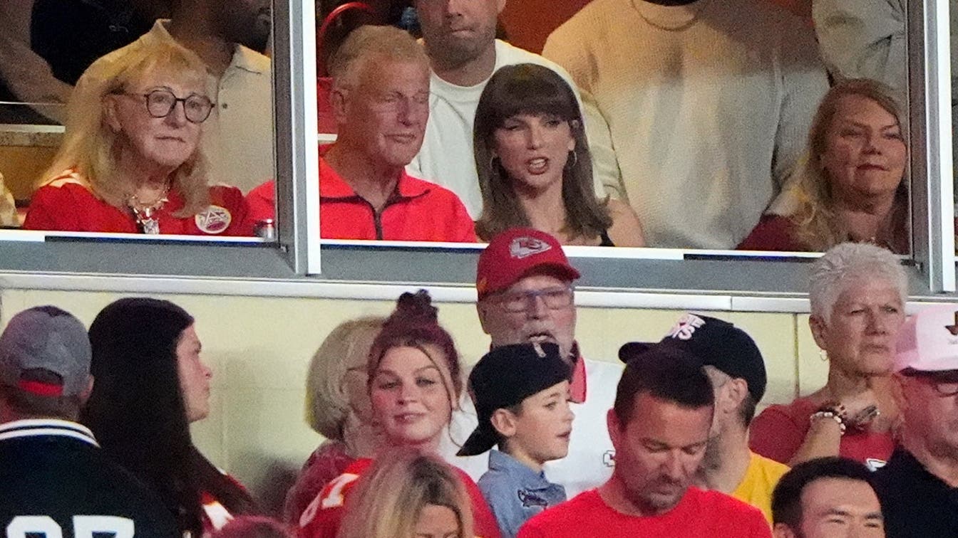 Taylor Swift tem uma celebração selvagem após Travis Kelce marcar o primeiro touchdown da temporada de 2026