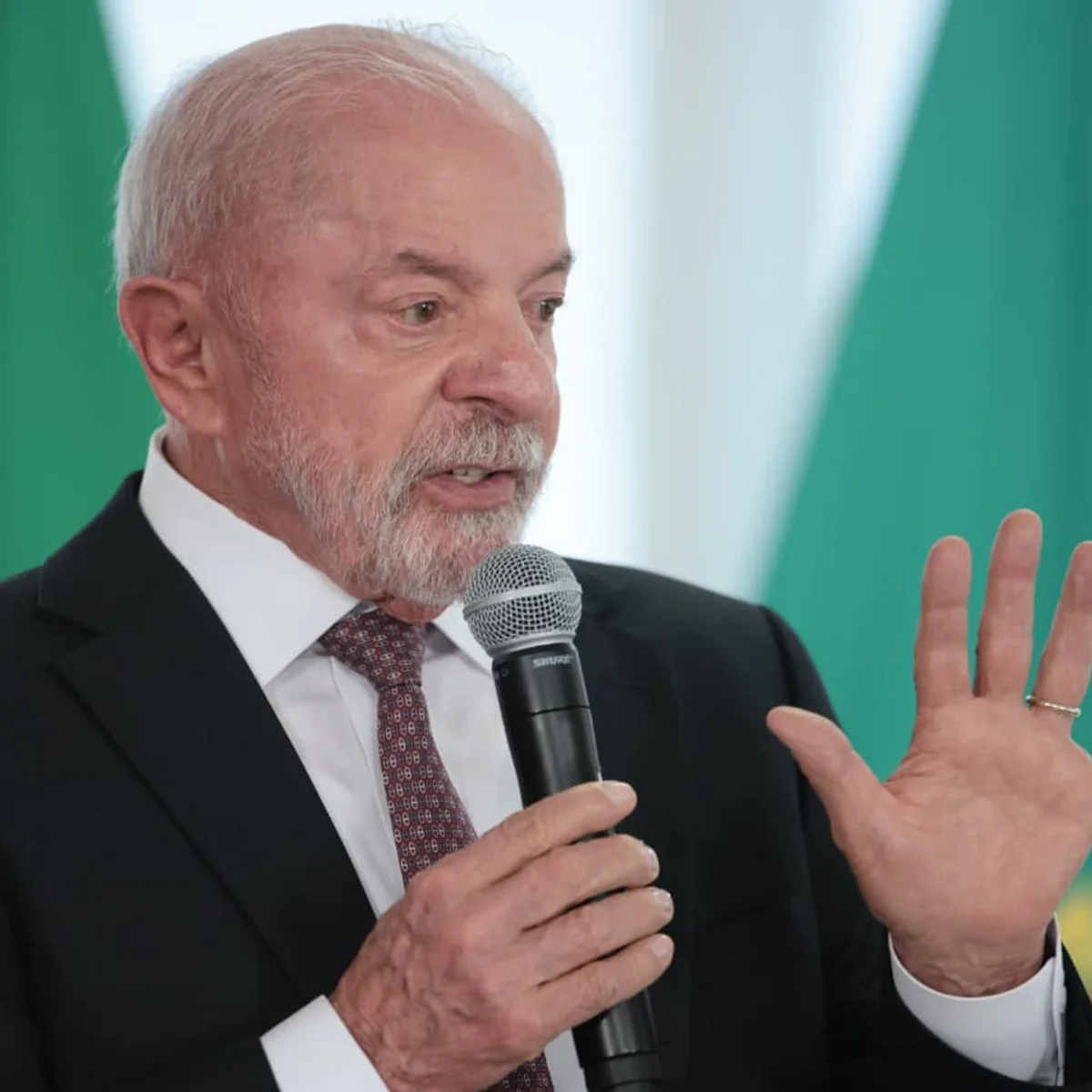 A 17 dias do 1º turno das eleições, Lula anuncia reajuste no Bolsa Família