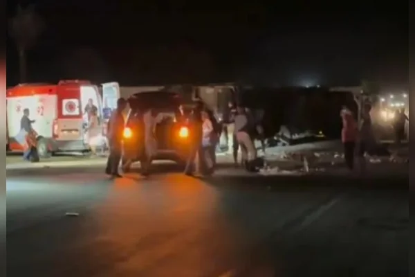 Batida entre ônibus e carreta deixa 6 mortos e feridos na BR-116, em MG