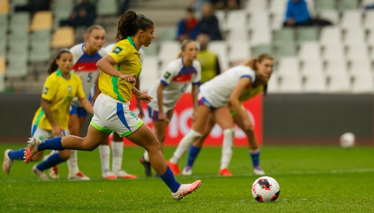 Brasileiras ‘enganam’ goleira inglesa com estratégia inusitada em pênalti; veja o vídeo