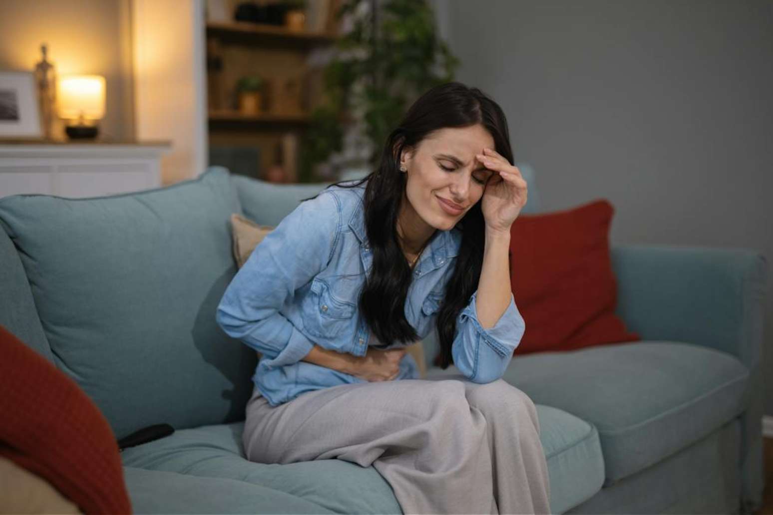 Normalização da dor pode contribuir para atrasar a busca por ajuda: é recomendável solicitar uma avaliação médica se a dor for intensa ou incapacitante, piorar progressivamente ou persistir apesar do tratamento habitual. DexonDee/Shutterstock