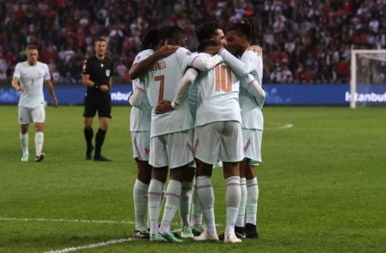 Mbappé marca, sai lesionado e França vence Turquia na estreia de Zidane