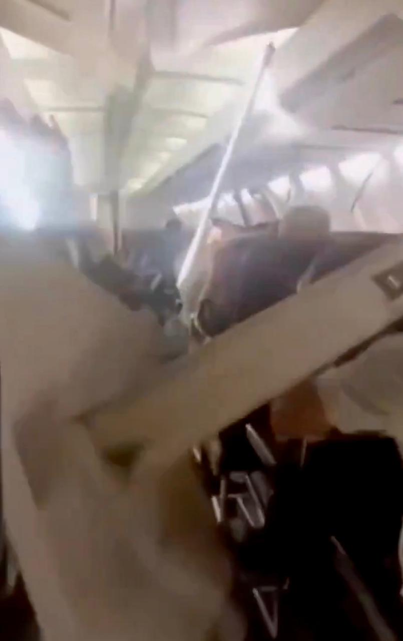 Vídeo mostra desespero de passageiros com queda de teto de avião durante decolagem