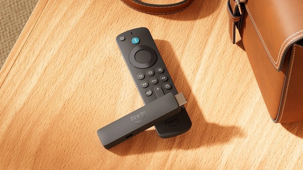 Dispositivos como o Fire TV Stick transformam sua TV em smart de verdade — Foto: Divulgação/Amazon