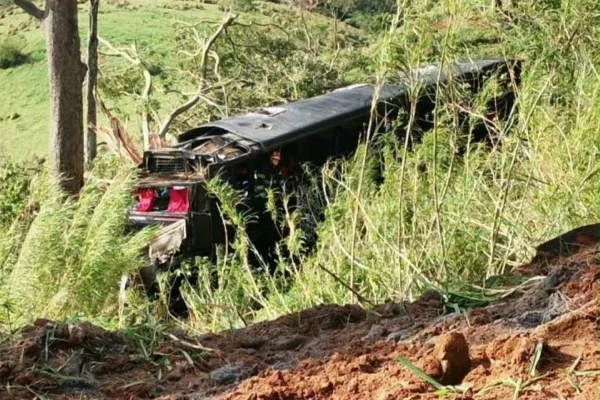 Ônibus que caiu em ribanceira tinha pneus carecas e autorização vencida - destaque galeria