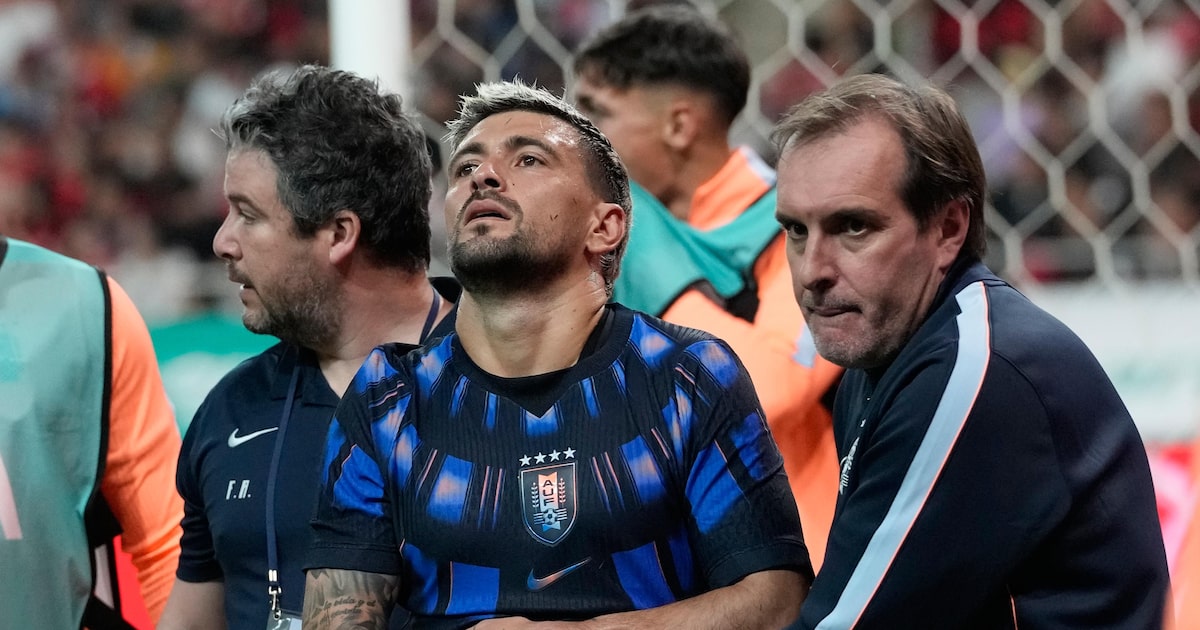 Arrascaeta sofre fratura no punho em jogo do Uruguai, passará por cirurgia e preocupa o Flamengo