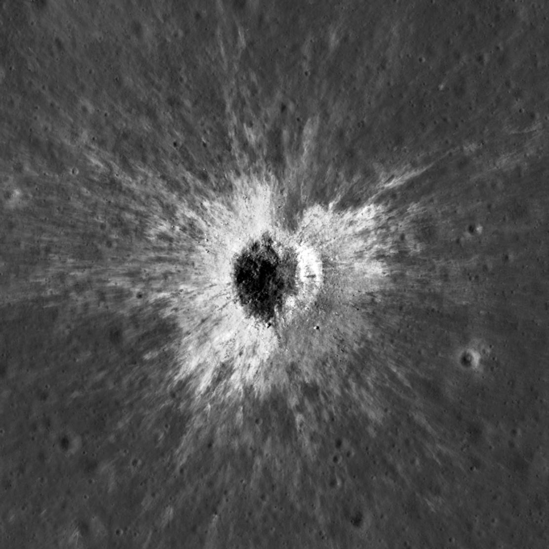 NASA descobre novo e enorme cráter na Lua