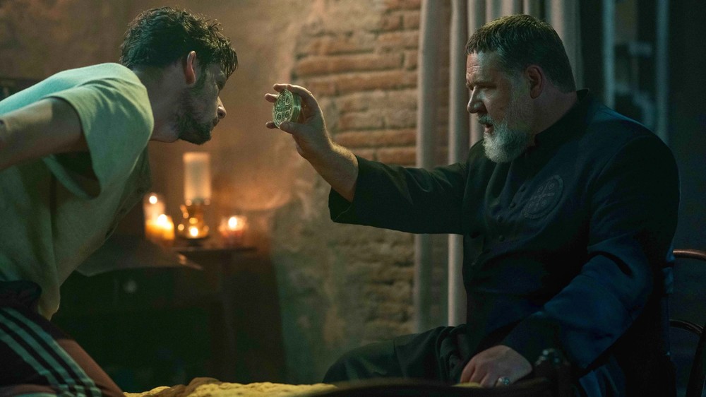 Personagem de Russel Crowe em O Exorcista do Papa é inspirado em um demonólogo italiano — Foto: Reprodução/The Movie Database