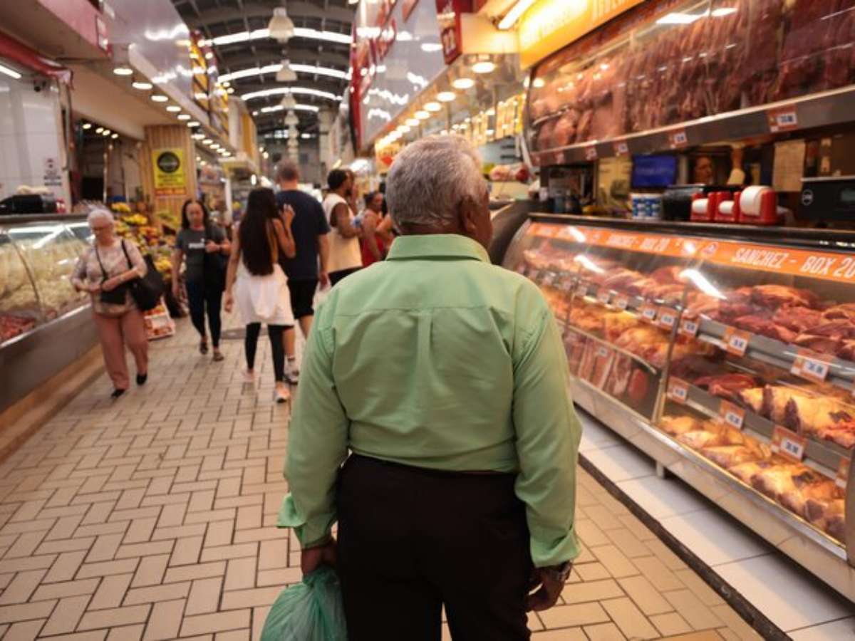 Seis em cada 10 brasileiros precisam fazer atividades extras para completar renda, diz pesquisa