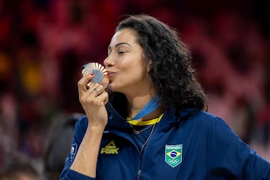 Carolana, medalhista olímpica de vôlei, revela diagnóstico de câncer: ‘Momentos super desafiadores’