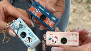 Câmera minúscula de 1 MP vira acessório com versões de Snoopy e Hello Kitty