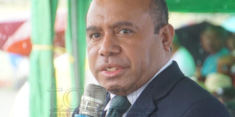 O chefe do Aldeia de Bibileo conclui a construção da estrada de terra.