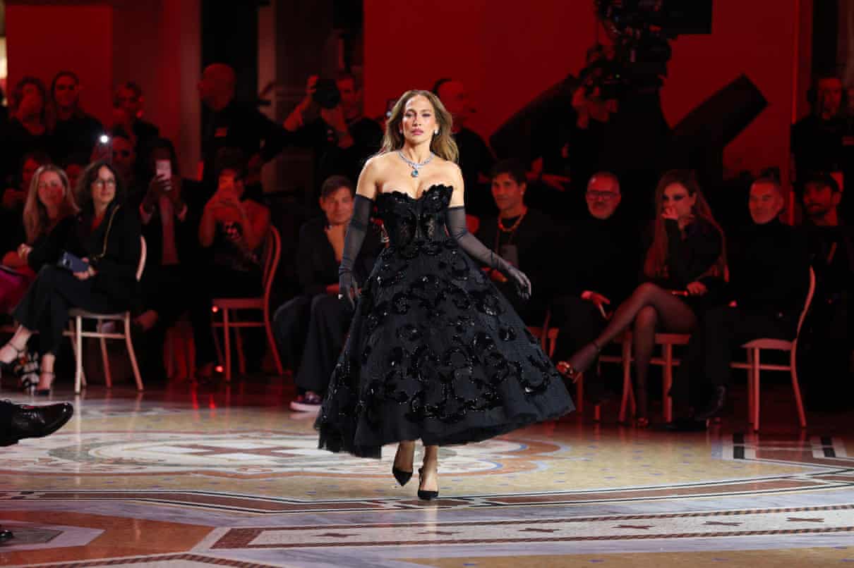 'É problemático': preocupação enquanto fabricante de injeções para perda de peso patrocina evento da Vogue World