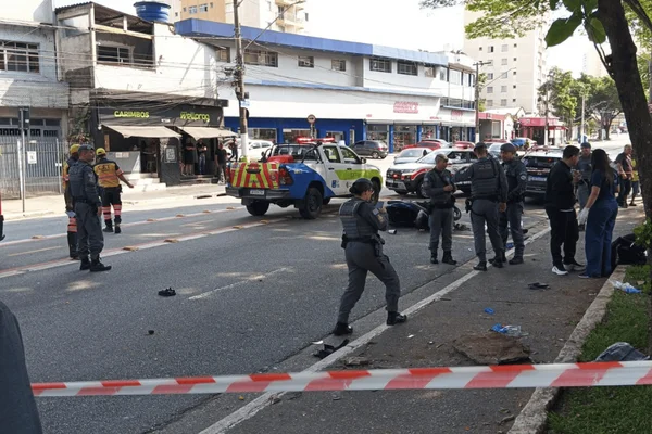 Carro bate em moto, sobe em calçada e deixa um morto e 4 feridos em SP