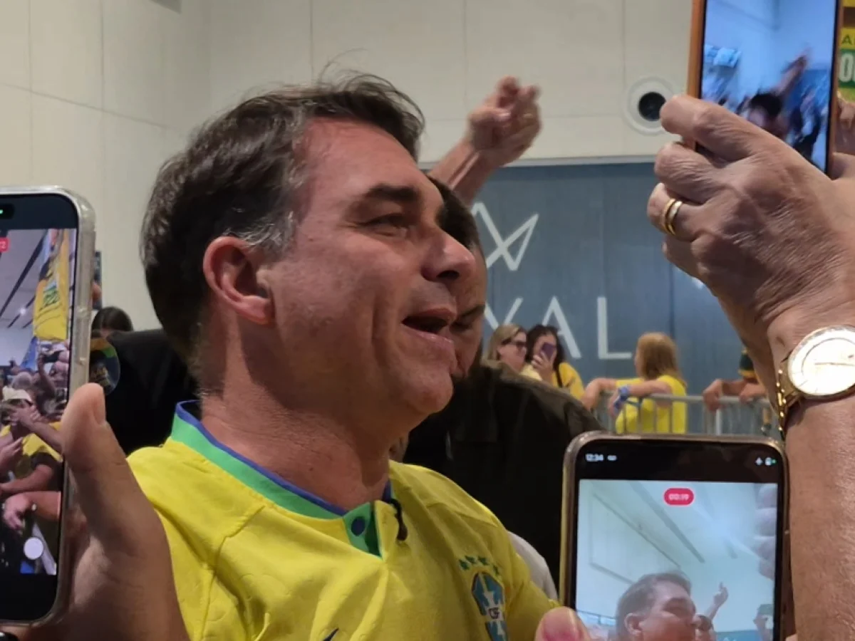 Flávio Bolsonaro chega a Natal em nova rodada de campanha pelo Nordeste