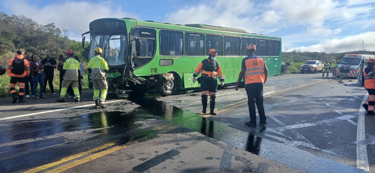Motorista morre após carro atingir ônibus durante ultrapassagem na BR-381, na Grande BH