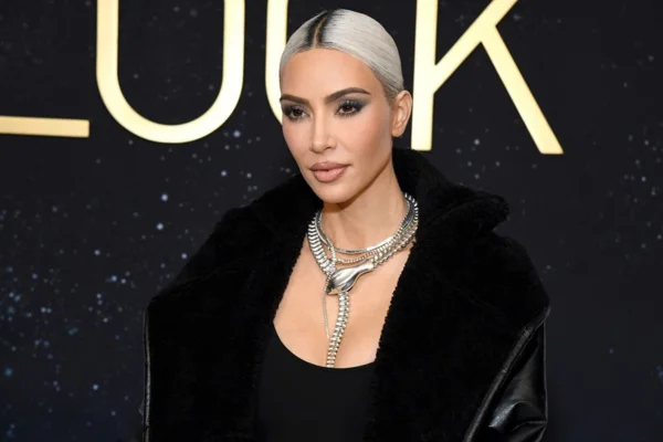 Kim Kardashian revela diagnostico de doença que causou morte do pai