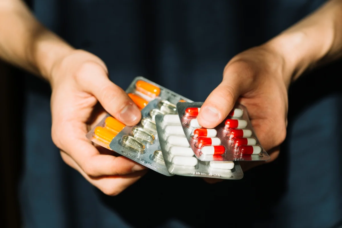 Foto colorida de cartelas de medicamentos - Metrópoles