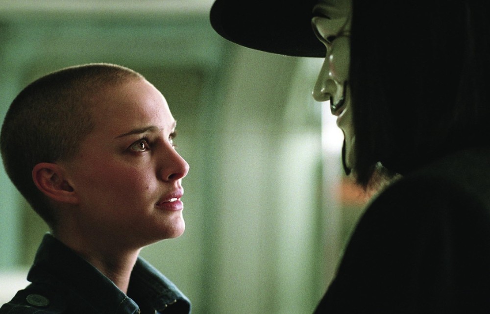 Em V de Vingança, Natalie Portman e Hugo Weaving formam uma dupla para derrubar o regime totalitário — Foto: Divulgação/IMDb