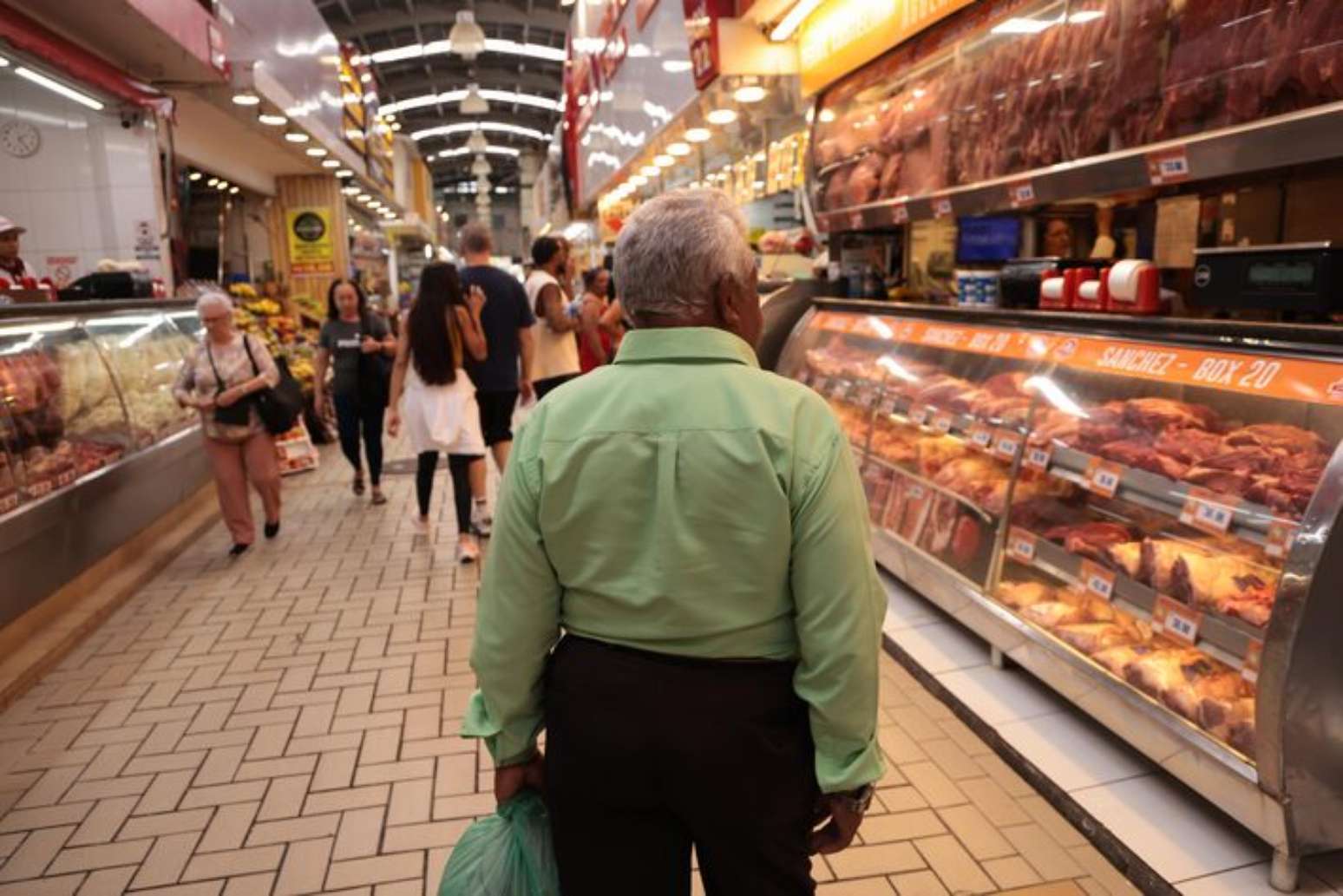 Transitam pelo mercado cerca de 5 mil pessoas todos os dias, como informa a presidente da Associa&ccedil;&atilde;o dos Comerciantes do Mercado da Lapa, Daniele Malvassoura; o dia de maior movimento &eacute; o s&aacute;bado e mesmo assim &eacute; dif&iacute;cil encontrar algum tipo de aglomera&ccedil;&atilde;o nos corredores