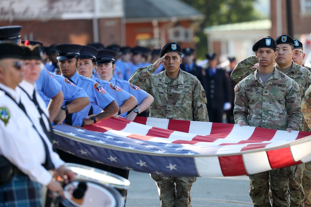 Imagem relacionada à notícia: O líder da Reserva do Exército paga homenagem ao 9 / 11 caiu no evento Fort Totten