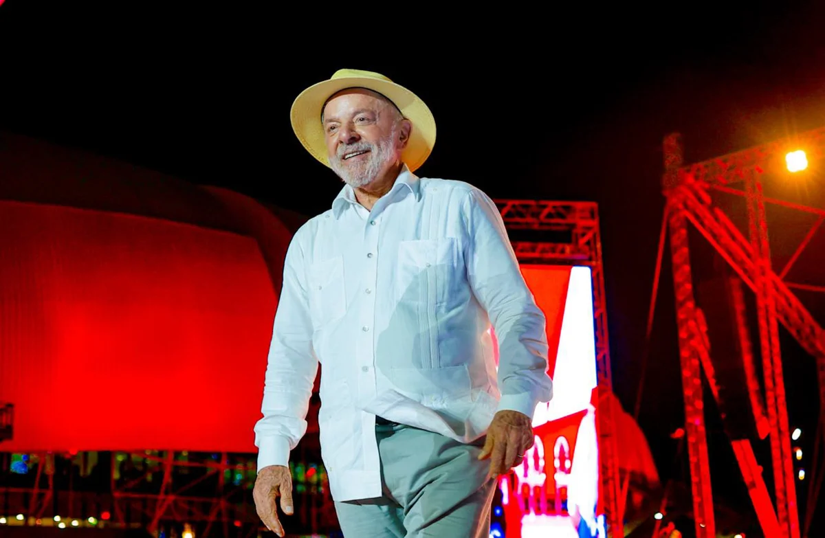 Imagem da matéria: Lula gasta R$ 300 mil em aluguel de estádio da Copa para ato de campanha