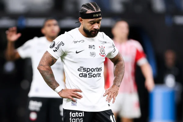 Memphis Depay se manifesta e pede desculpas aos torcedores do Corinthians
