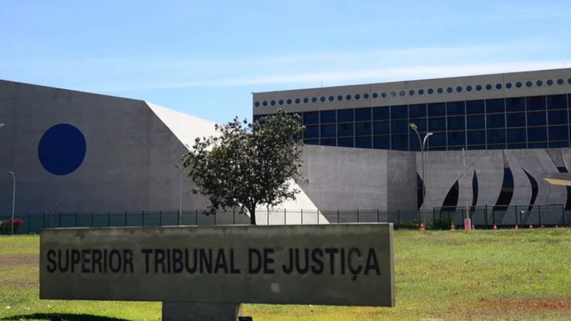 STJ abre investigação e exonera servidor suspeito de vazar minutas de decisões a advogado amigo de Flávio
