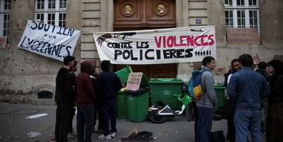 Estudantes universit&aacute;rios em volta de barricadas em frente &agrave; &Eacute;cole des Mines, uma das faculdades de engenharia de Paris, em 9 de outubro de 2026. Foto: REUTERS - Pedro Nunes / RFI