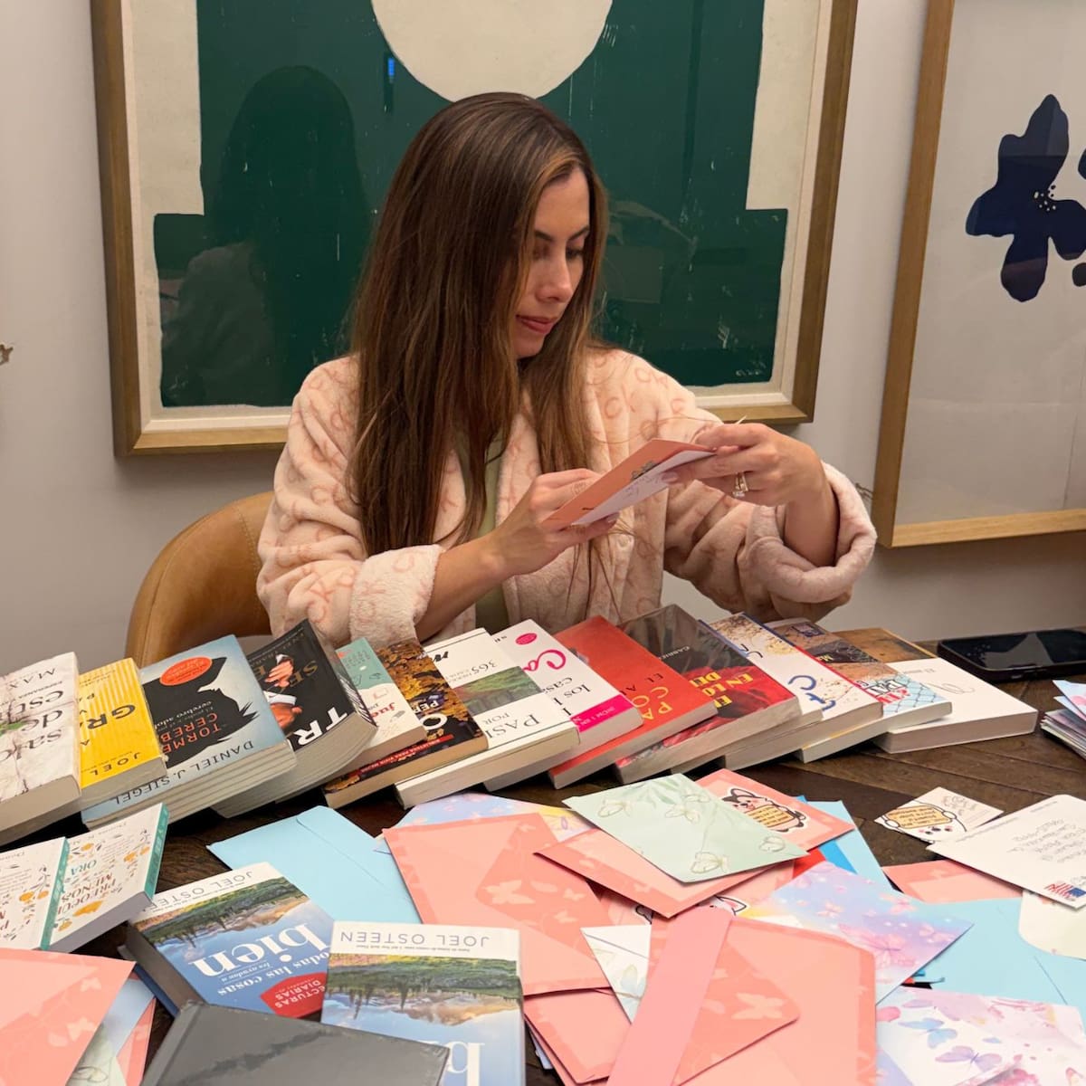 La iniciativa "Letras que abrazan" recolecta libros, biblias y cartas en español para los migrantes detenidos en el centro de detención donde estuvo