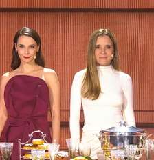 Débora Falabella e Adriana Esteves ressurgiram como Nina/Rita e Carminha para apresentar 'Avenida Brasil 2' Foto: Reprodução