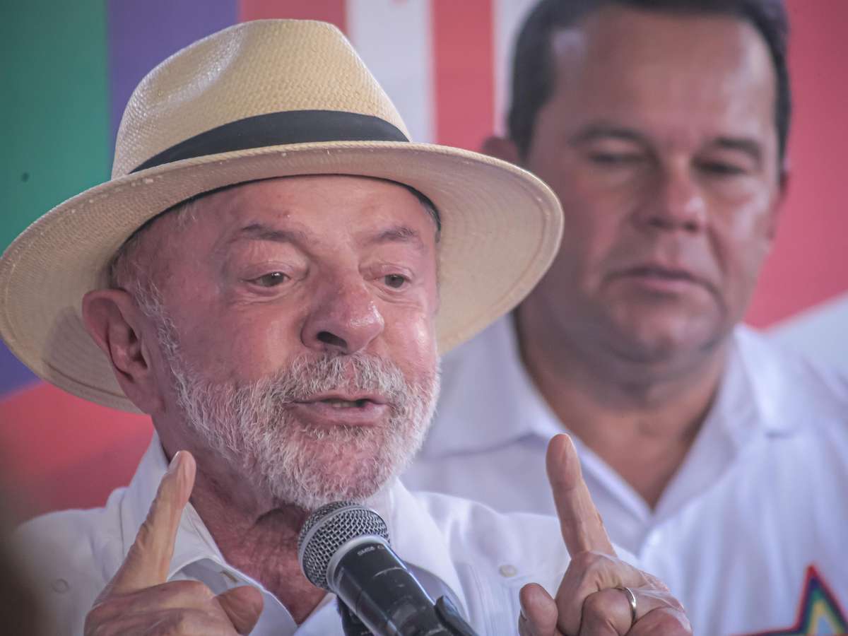 Debate em um canal e candidato em outro: tática de Lula foi usada por Bolsonaro em 2018