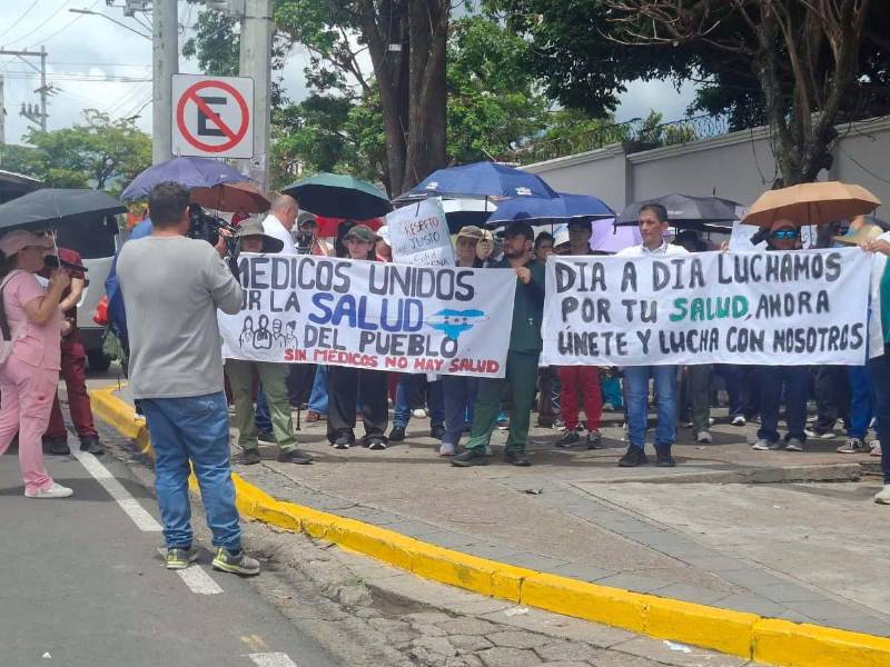 Médicos mantienen asambleas y Sesal convoca al CMH a mesa técnica