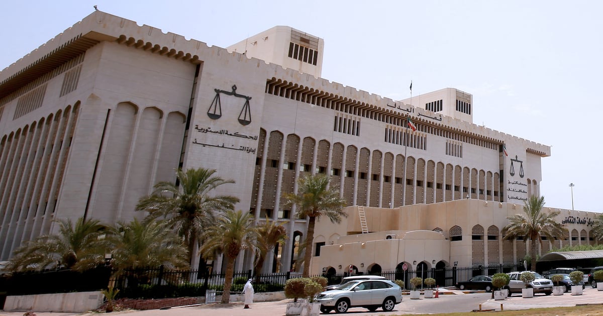 O Kuwait condenou três pessoas à morte por ligações com o Irã e por conspirar contra a assassinato do vice-primeiro-ministro.