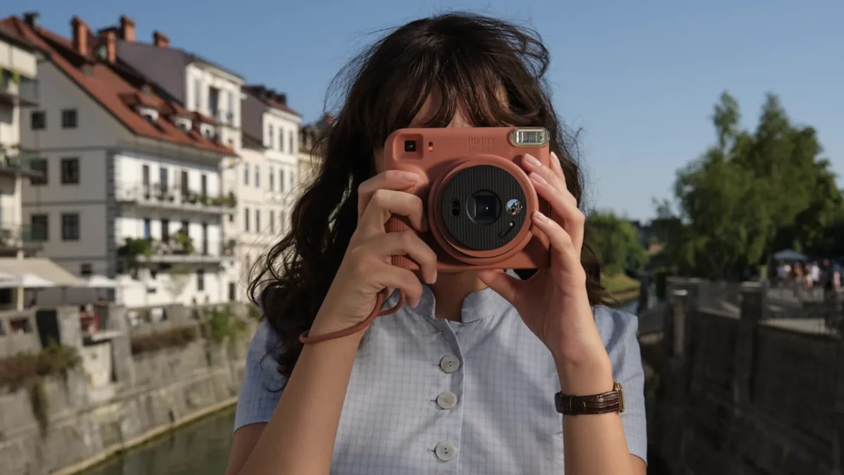 Imagem da matéria: Nova Instax de “foto grande” deixa câmera instantânea ainda mais vintage