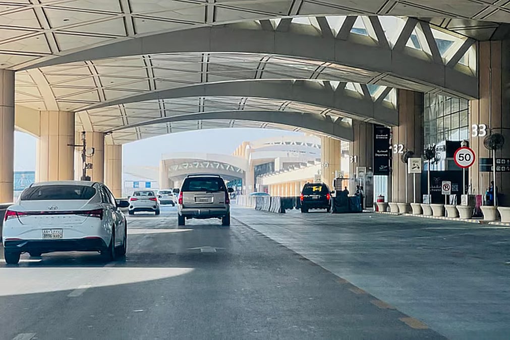 Guerra no Oriente Médio: Dron e míssil interceptados sobre Riade enquanto o Aeroporto Internacional Rei Khalid retoma as operações