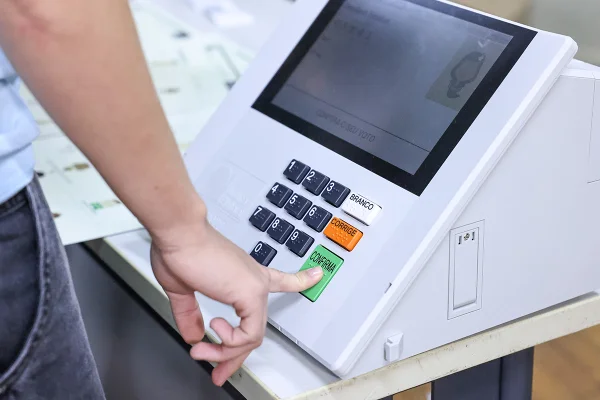 Eleições podem terminar no 1º turno em 18 dos 27 estados, apontam pesquisas