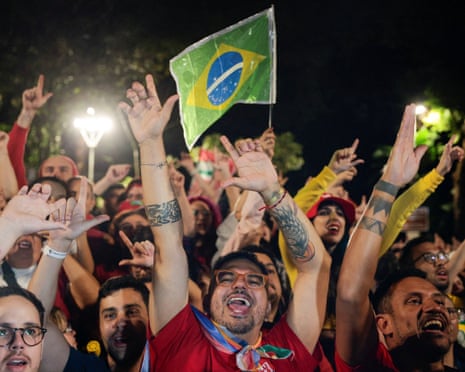 Supporters gather to watch Lula speak in São Paulo on 25 October 2026.