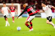 Samuel Lino é puxado durante partida contra o Estudiantes