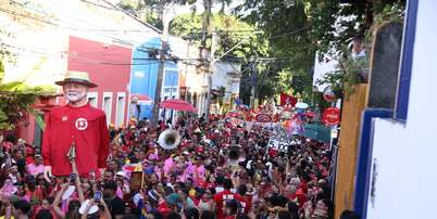 Apoiadores de Lula (PT) se re&uacute;nem em ato em Olinda (PE) com agremia&ccedil;&otilde;es de frevo Foto: Pedro de Paula/C&oacute;digo19/Estad&atilde;o Conte&uacute;do