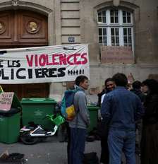 Estudantes universitários em volta de barricadas em frente à École des Mines, uma das faculdades de engenharia de Paris, em 9 de outubro de 2026. Foto: REUTERS - Pedro Nunes / RFI