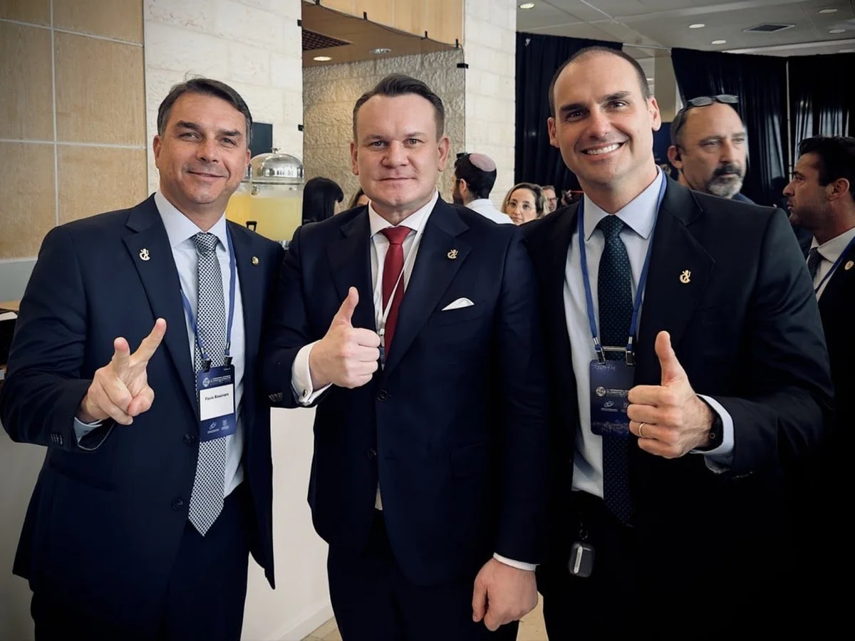 Deputado polonês aliado de Flávio "caça" brasileiras na web por apoio ao PT