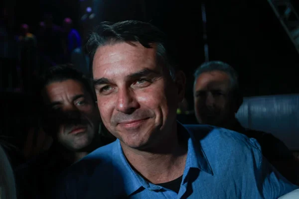 Juíza nega pedido para que secretária do PT indenize Flávio em R$ 80 mil