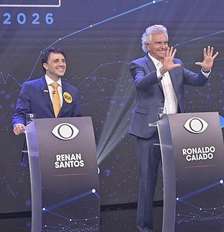 Renan Santos (Missão), Ronaldo Caiado (PSD) e Augusto Cury (Avante) em púlpitos durante debate na Band em 23 de agosto de 2026 Foto: Renato Pizzutto/Band / BBC News Brasil