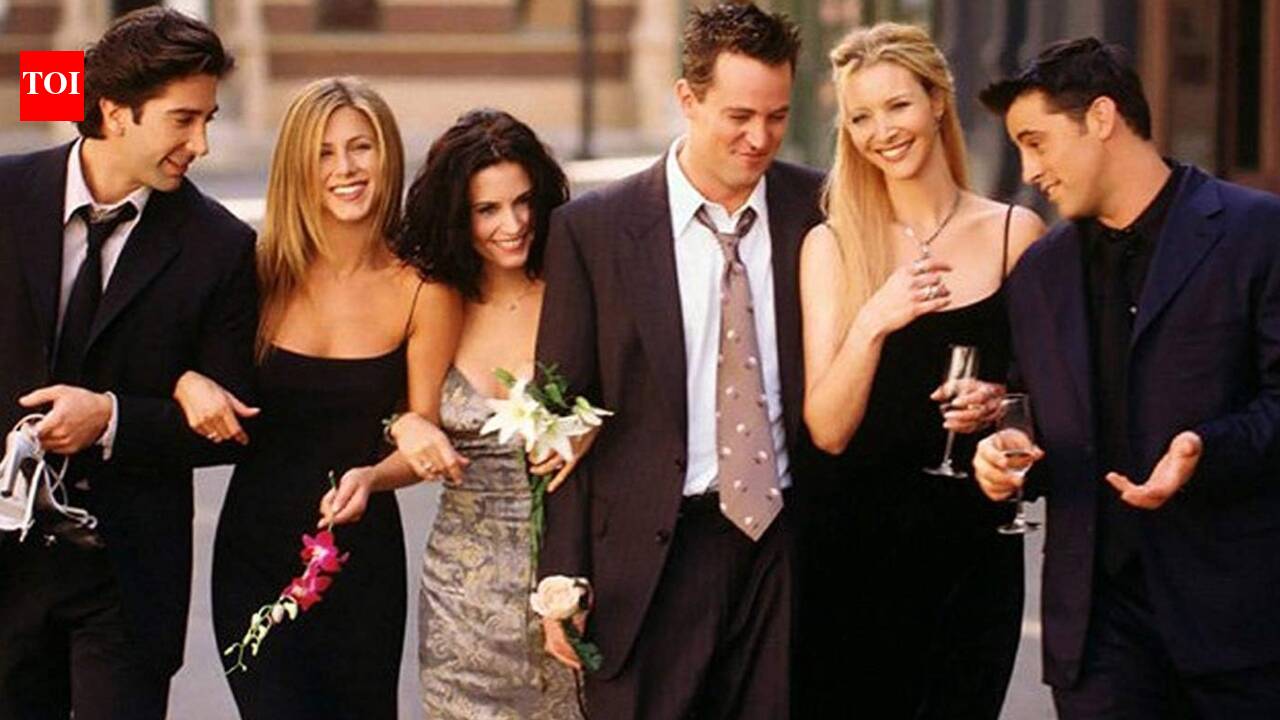 A irmã de Matthew Perry relembra a reunião emocional do elenco de 'Friends' no funeral; revela que Jennifer Aniston, Courteney Cox, Lisa Kudrow, Matt LeBlanc e David Schwimmer 'ficaram ao seu redor, chorando'