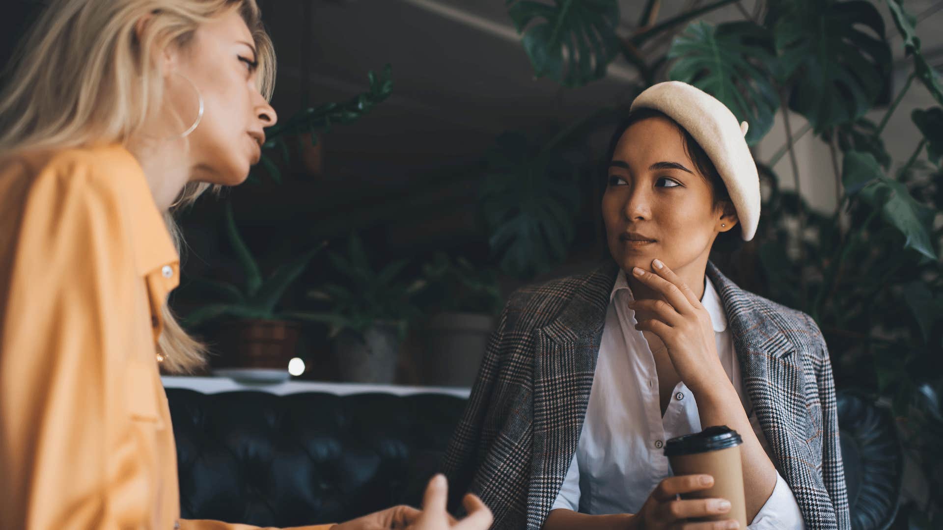 Pessoas com energia zero para falsos amigos geralmente dizem 9 frases na conversa cotidiana