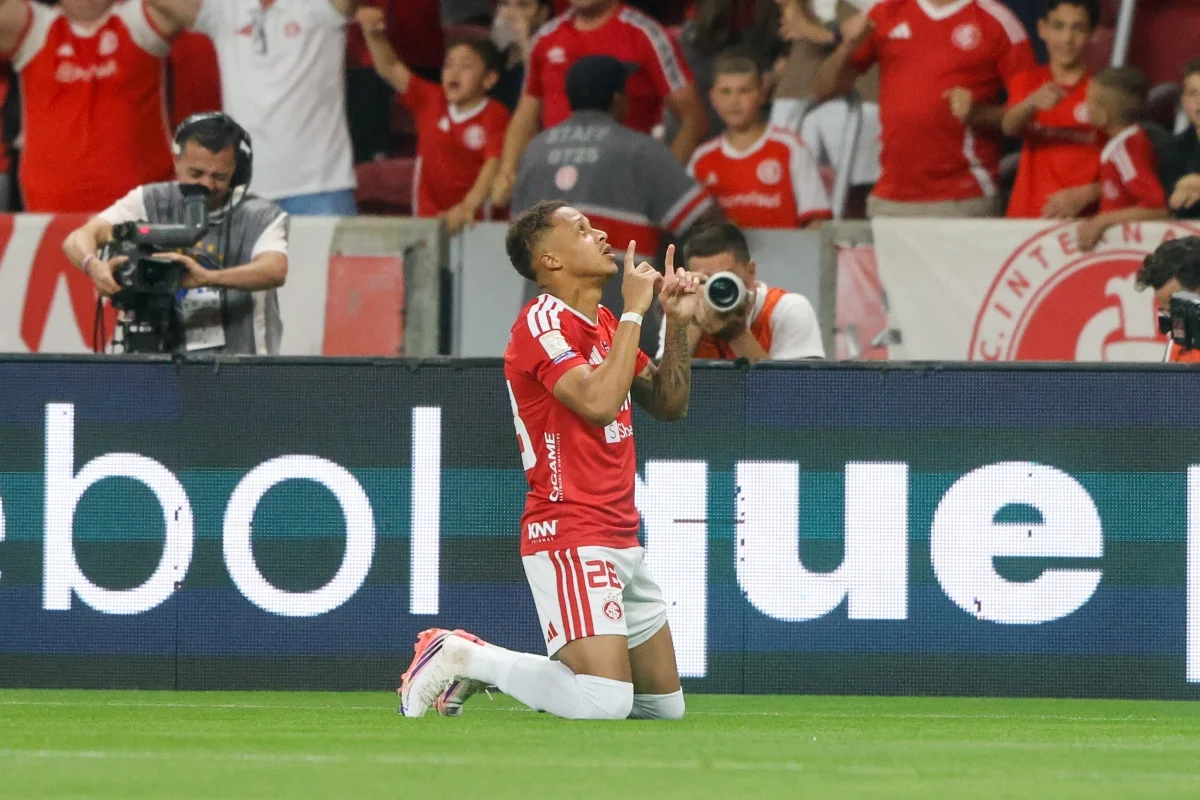 Vitinho comemora gol do Internacional